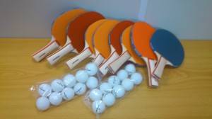 Paletas de ping-pong y bolas disponibles en conserjería.